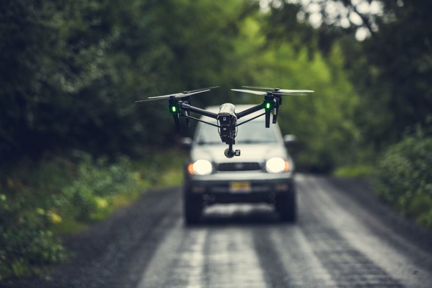 drone ciblant une voiture