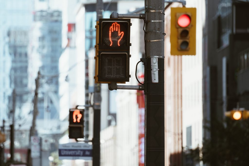 ne traversez pas le feu rouge